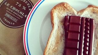 アランデュカス「VENEZUELA 75%」をクルミパンにのせたトーストで朝食。