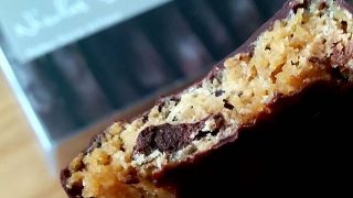 ニコラ・ベルナルデのチョコレートがけクッキー、止まらない。