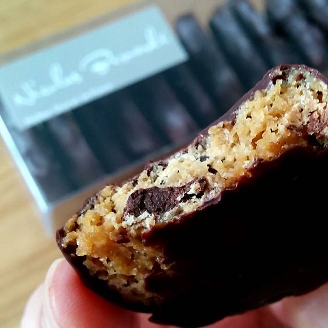 ニコラ・ベルナルデのチョコレートがけクッキー、止まらない